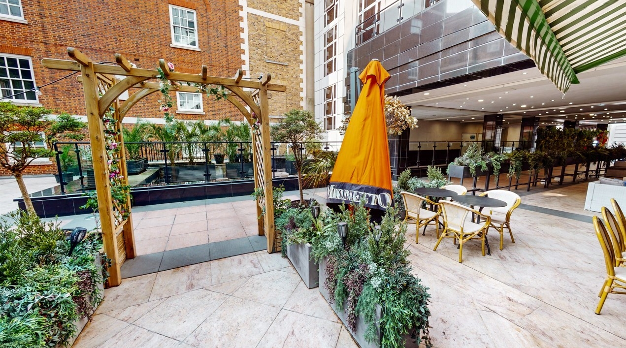 Photo of Leonardo Royal London City, Piazza