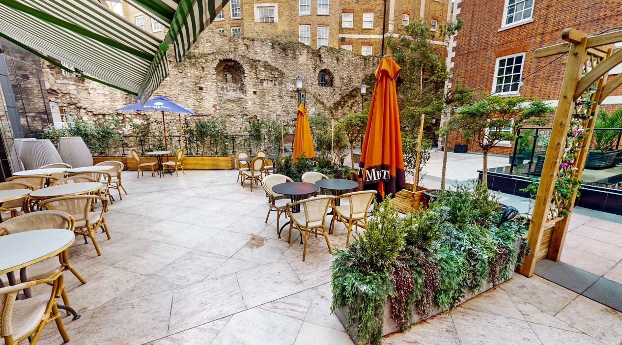 Photo of Leonardo Royal London City, Piazza