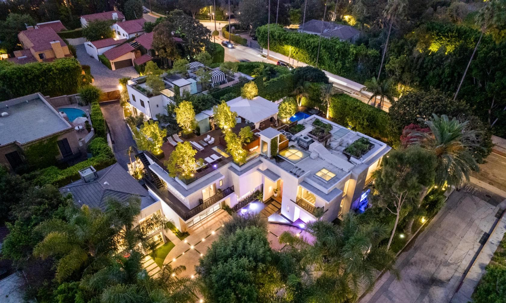 Luxurious Compound W/ Rooftop, Luxurious Compound w/ Rooftop Lounge photo #1