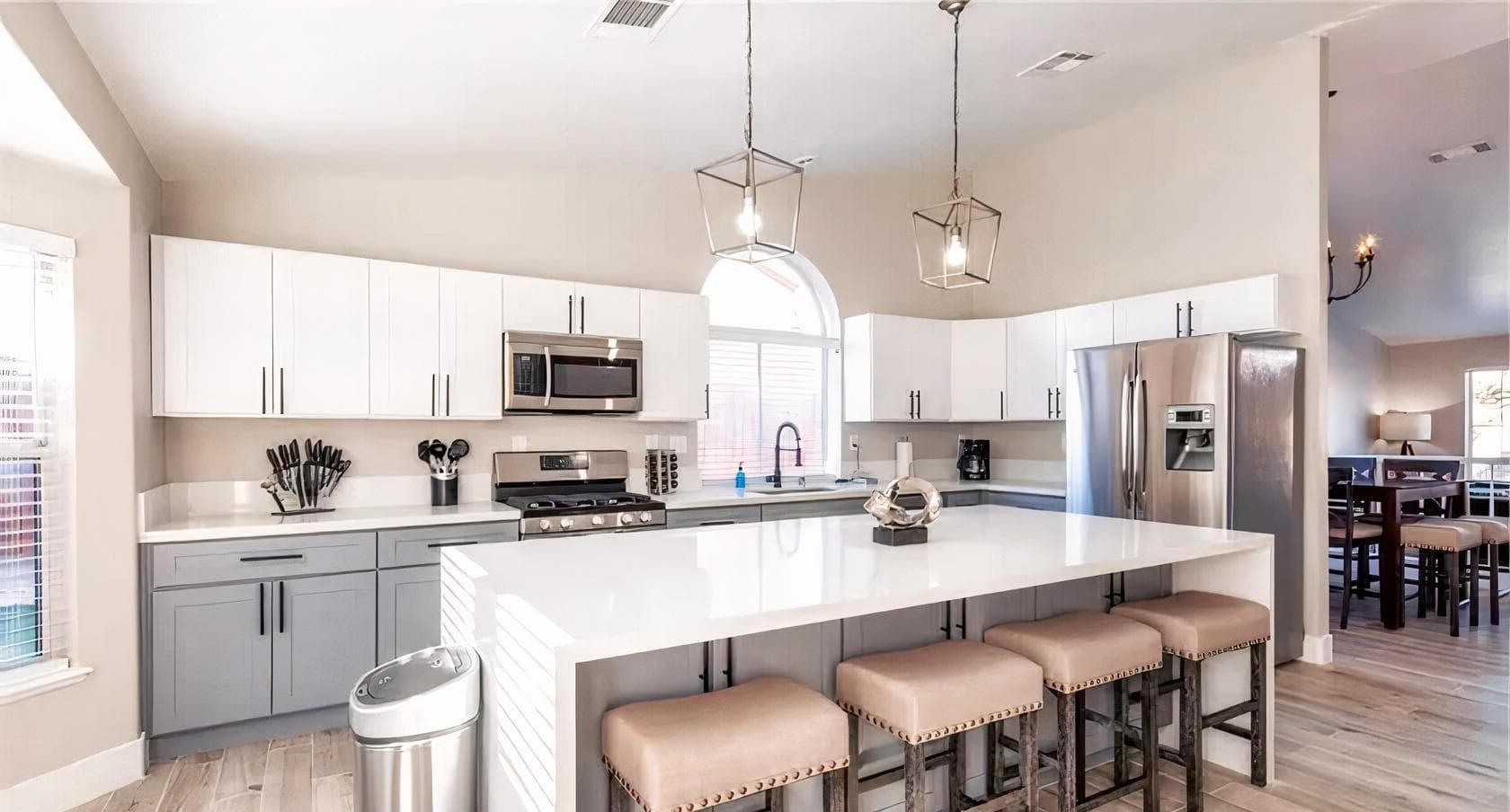 Entire Venue, Modern Bright Resort Style Home photo #1