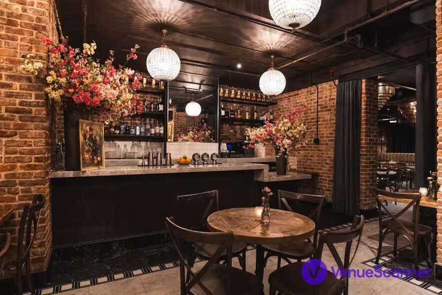 Chandelier Bar, SAINT photo #1