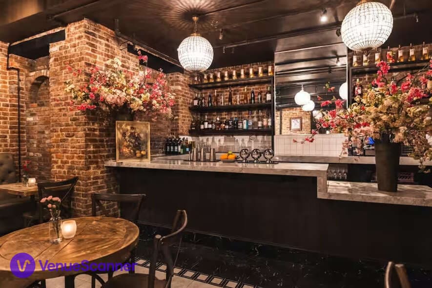 Chandelier Bar, SAINT photo #3