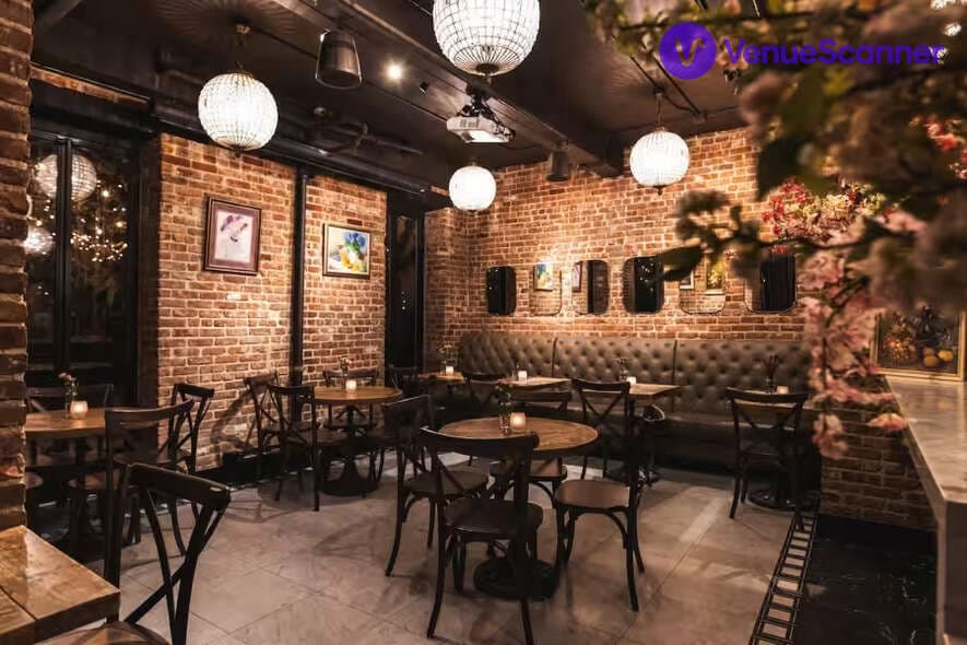 Chandelier Bar, SAINT photo #2