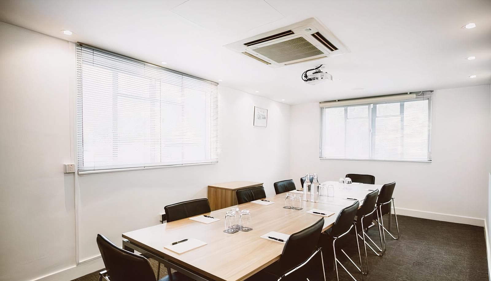 Orega - The Beehive - Gatwick, Vanguard Room, undefined photo #1