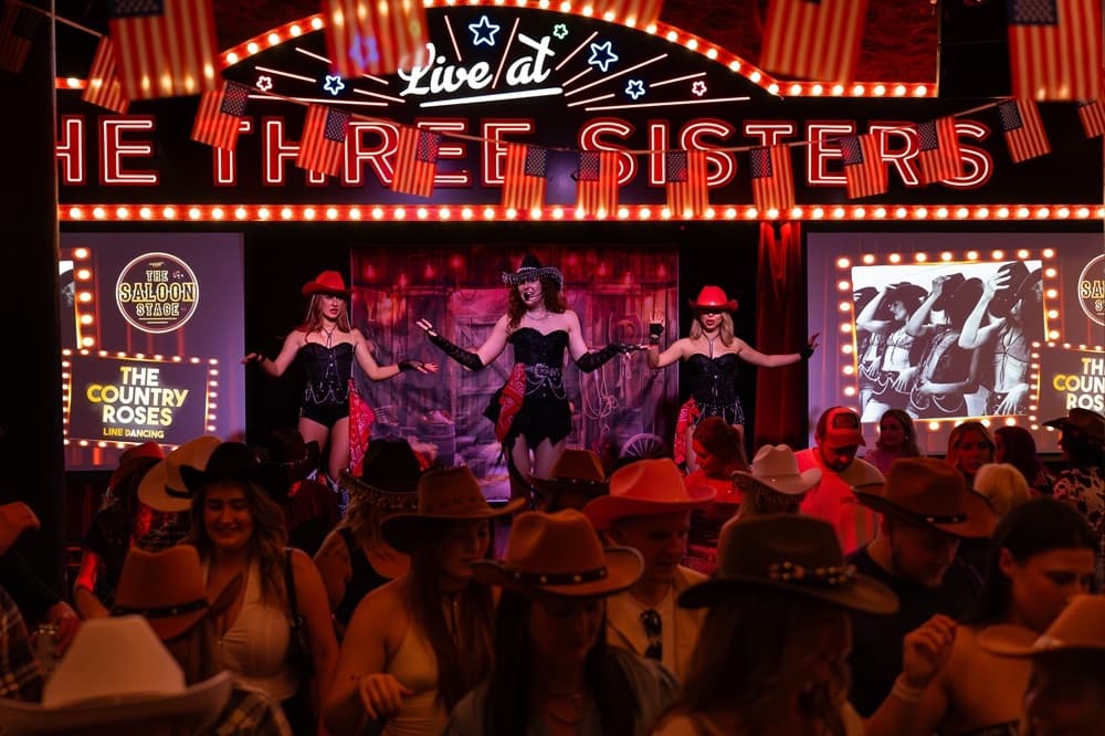 LIVE Room, The Three Sisters photo #3