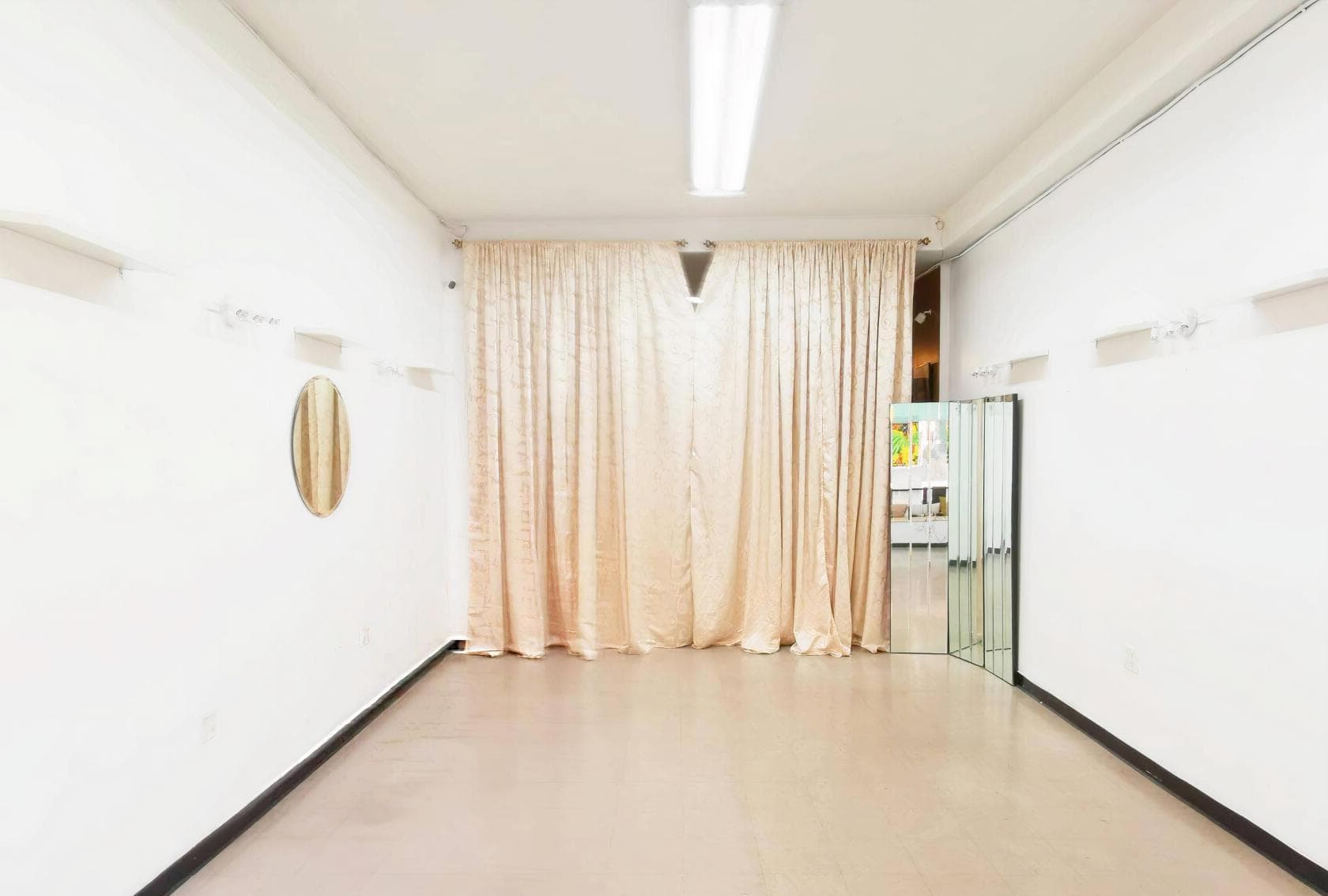 Entire Venue, Empress of Hair photo #1