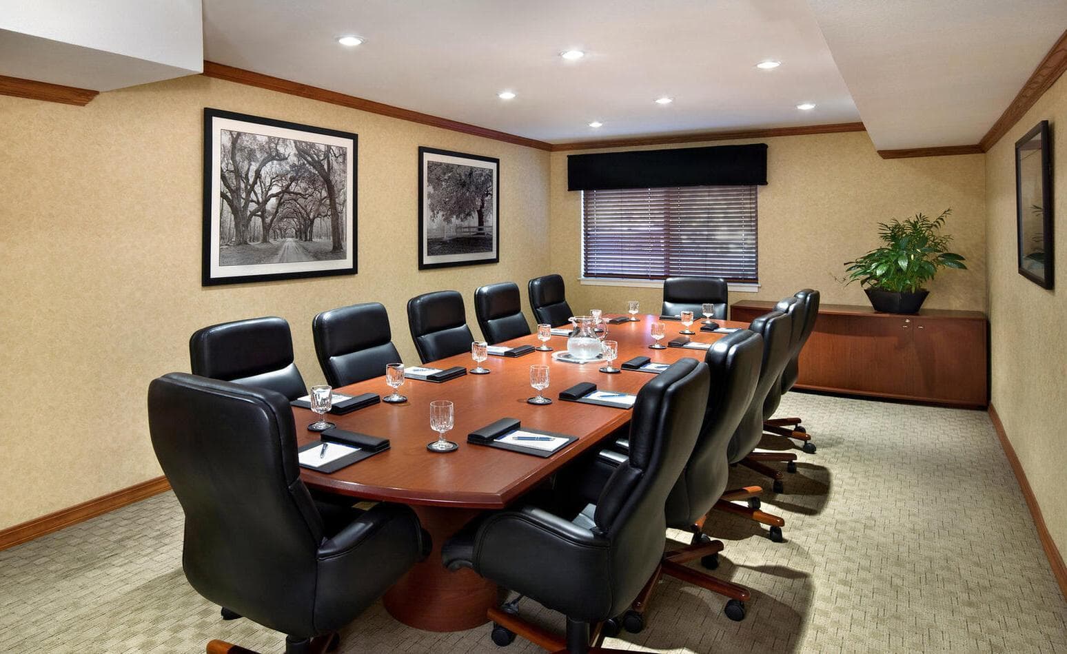 Boardroom, Maple Tree Inn photo #1