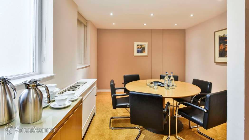 Room 4.25, The Argyll Club 33 St James Square photo #1