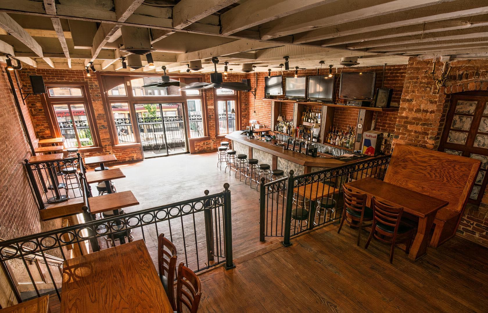 Second Floor, Johnny Pistolas photo #1