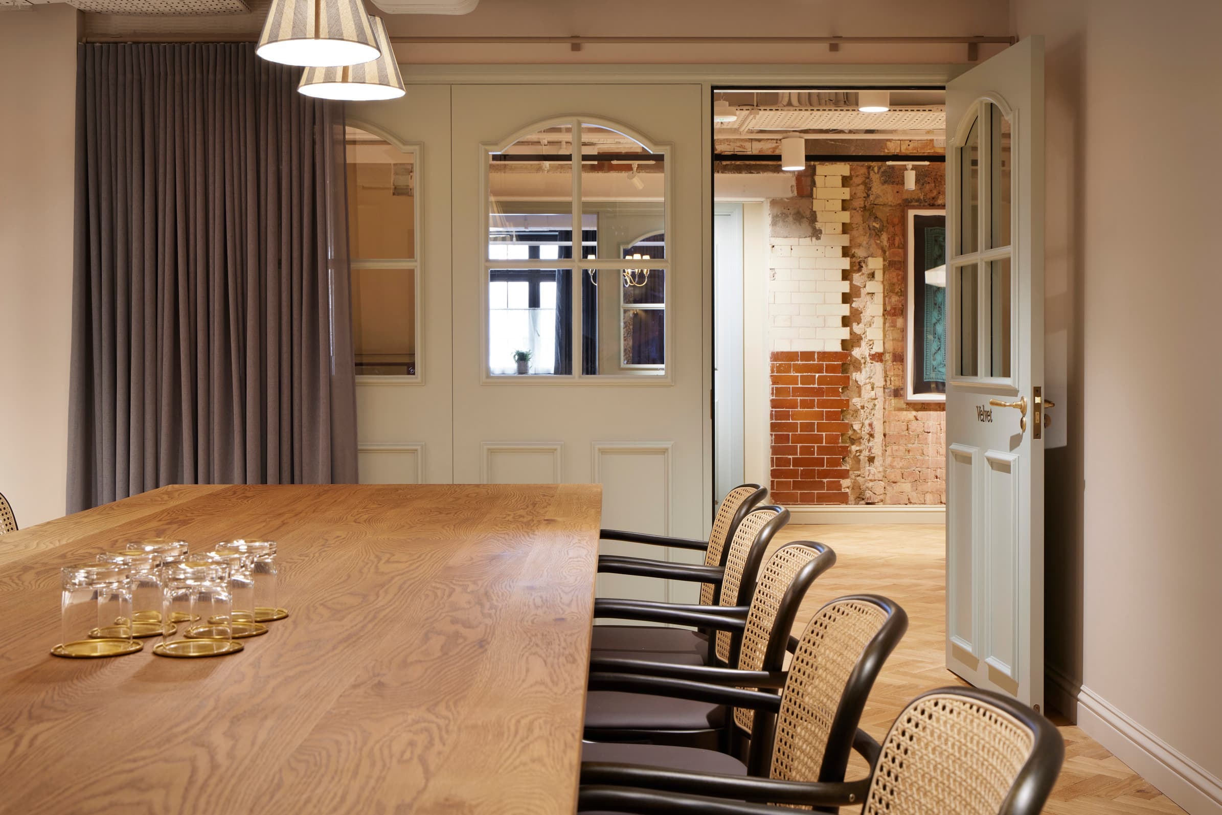 Arding & Hobbs, Velvet photo #2