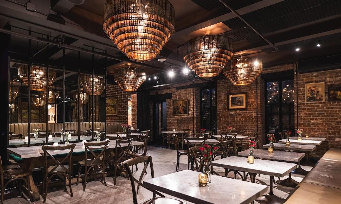 Chandelier Dining Room, SAINT photo #1