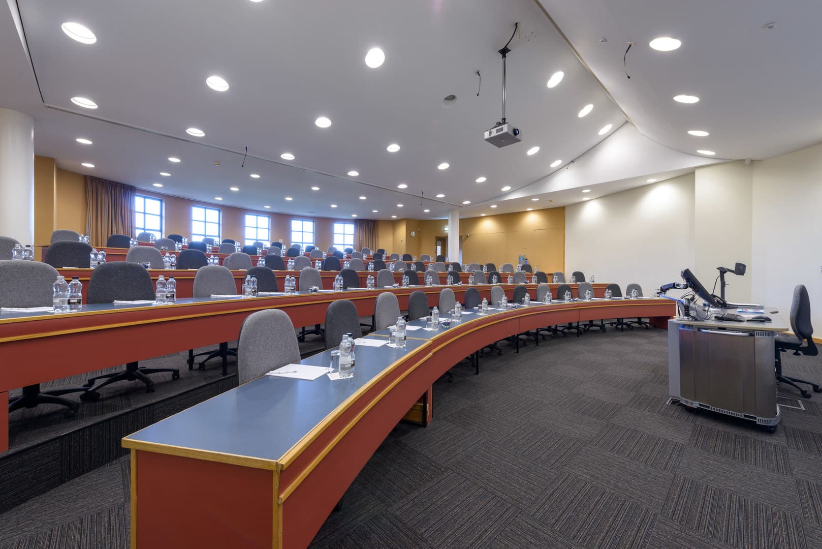 LR16, Venue Cranfield photo #1
