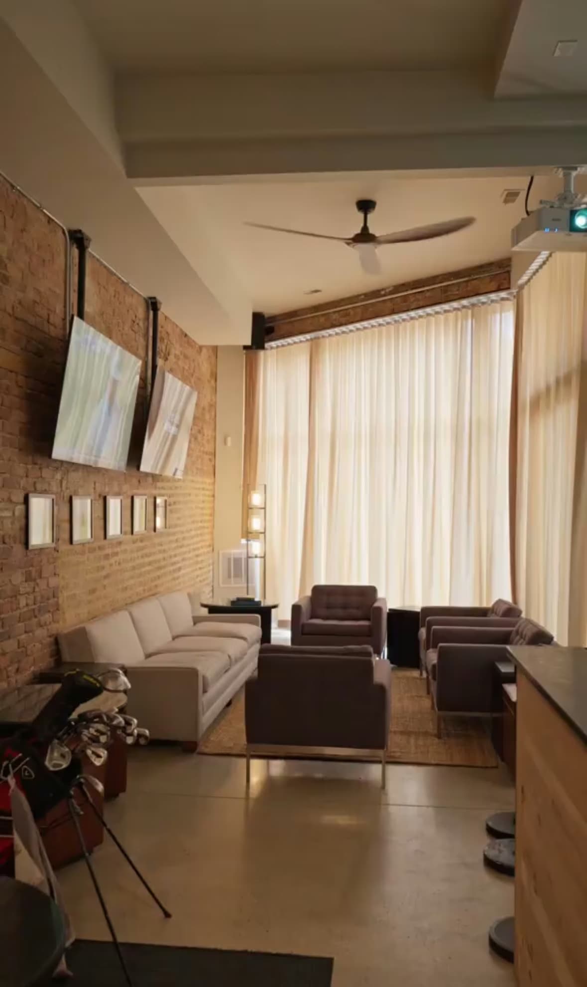 Gilmore Room, The Barn Hockey Bar photo #3