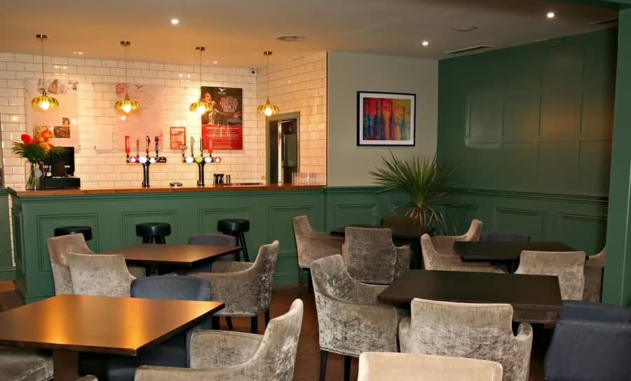 Room 19, Skylark Country Club photo #3