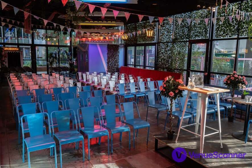 Huckster London, Main Floor photo #3