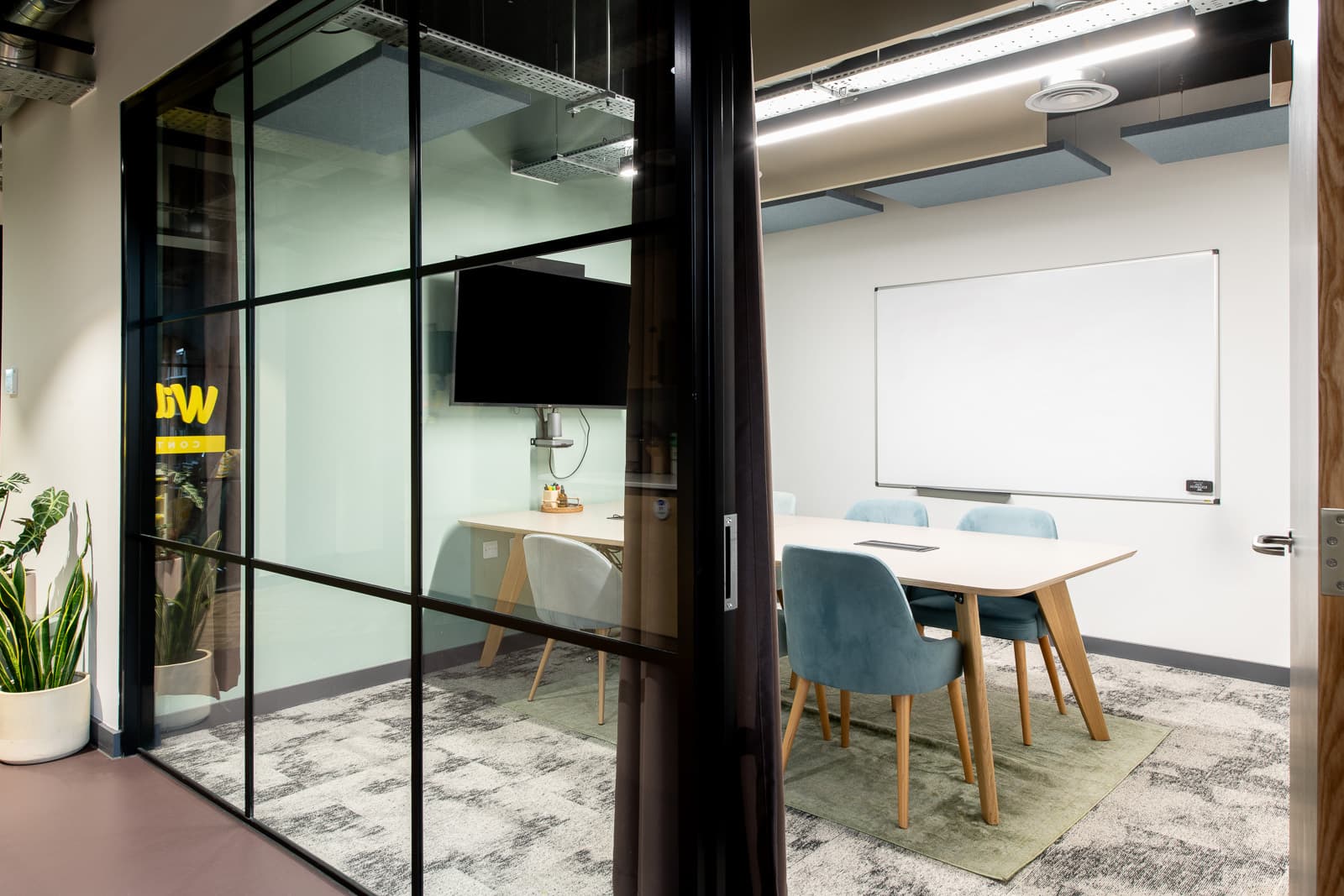 Runway East London Bridge, Wolff photo #2