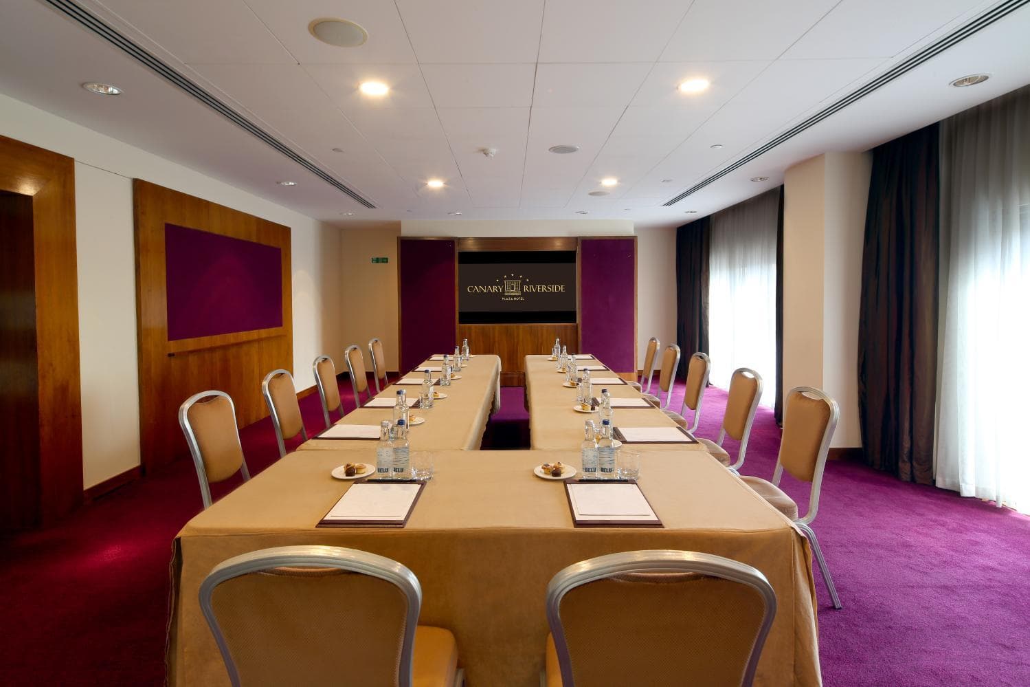 City Room, Canary Riverside Plaza Hotel photo #3