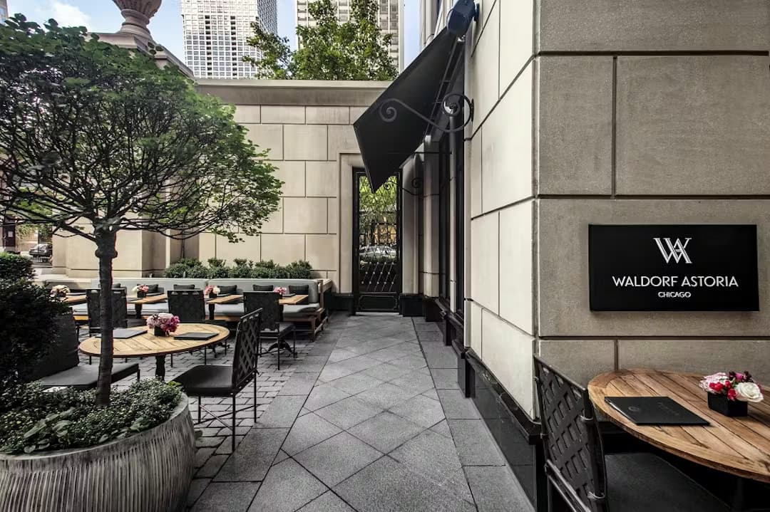 Courtyard, Waldorf Astoria Chicago photo #3