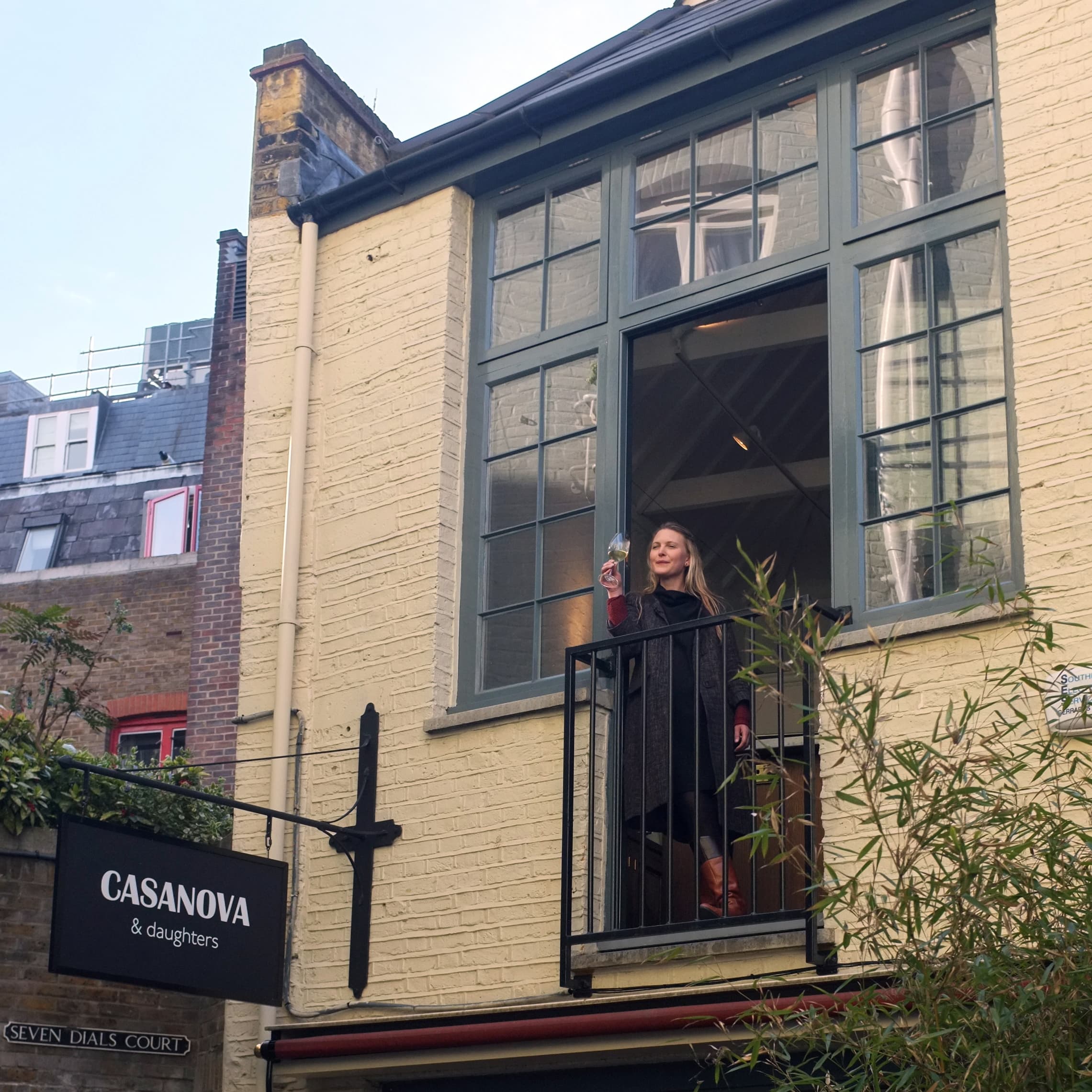 Casanova & Daughters, Upstairs photo #2