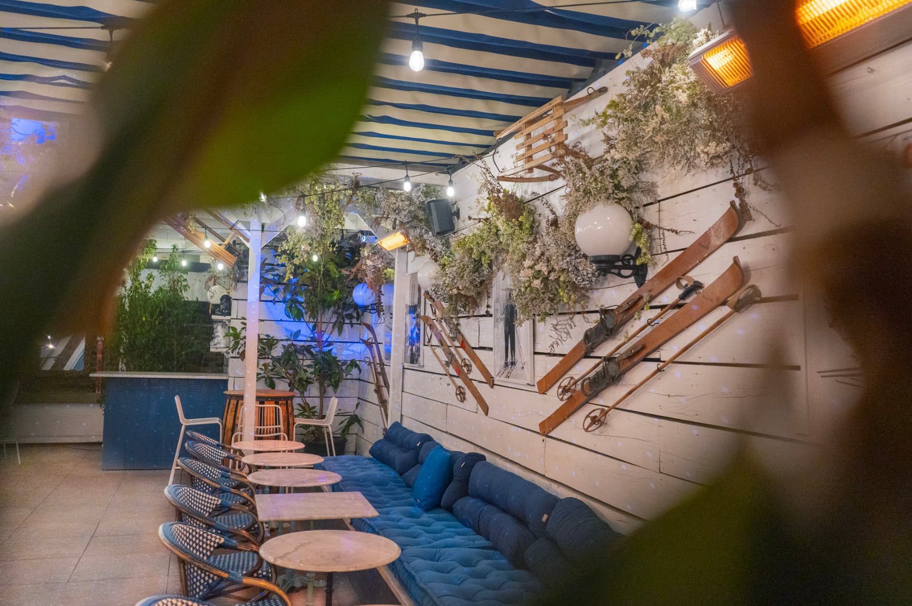 Cosy Living Room & Cocktail Bar, Bubba Oasis photo #40