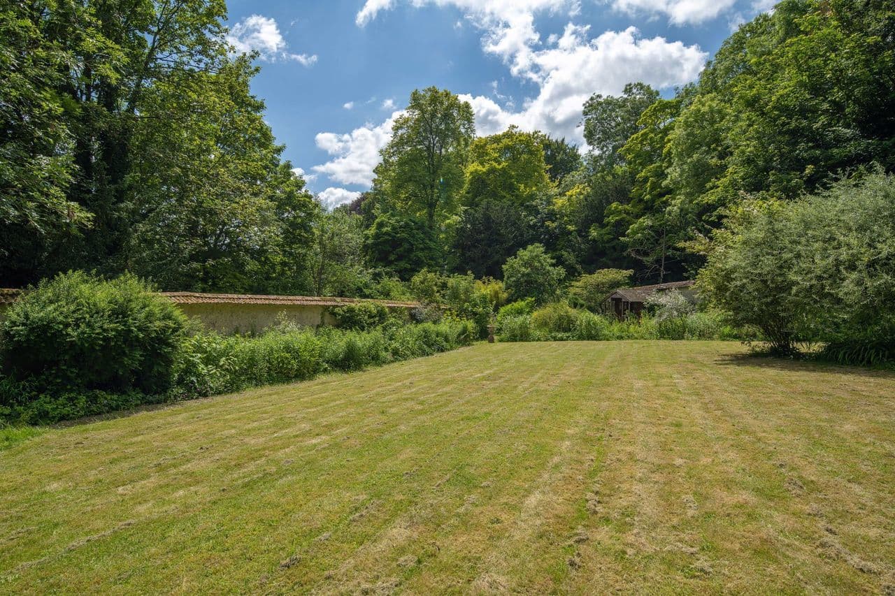 Henge Estate photo #2