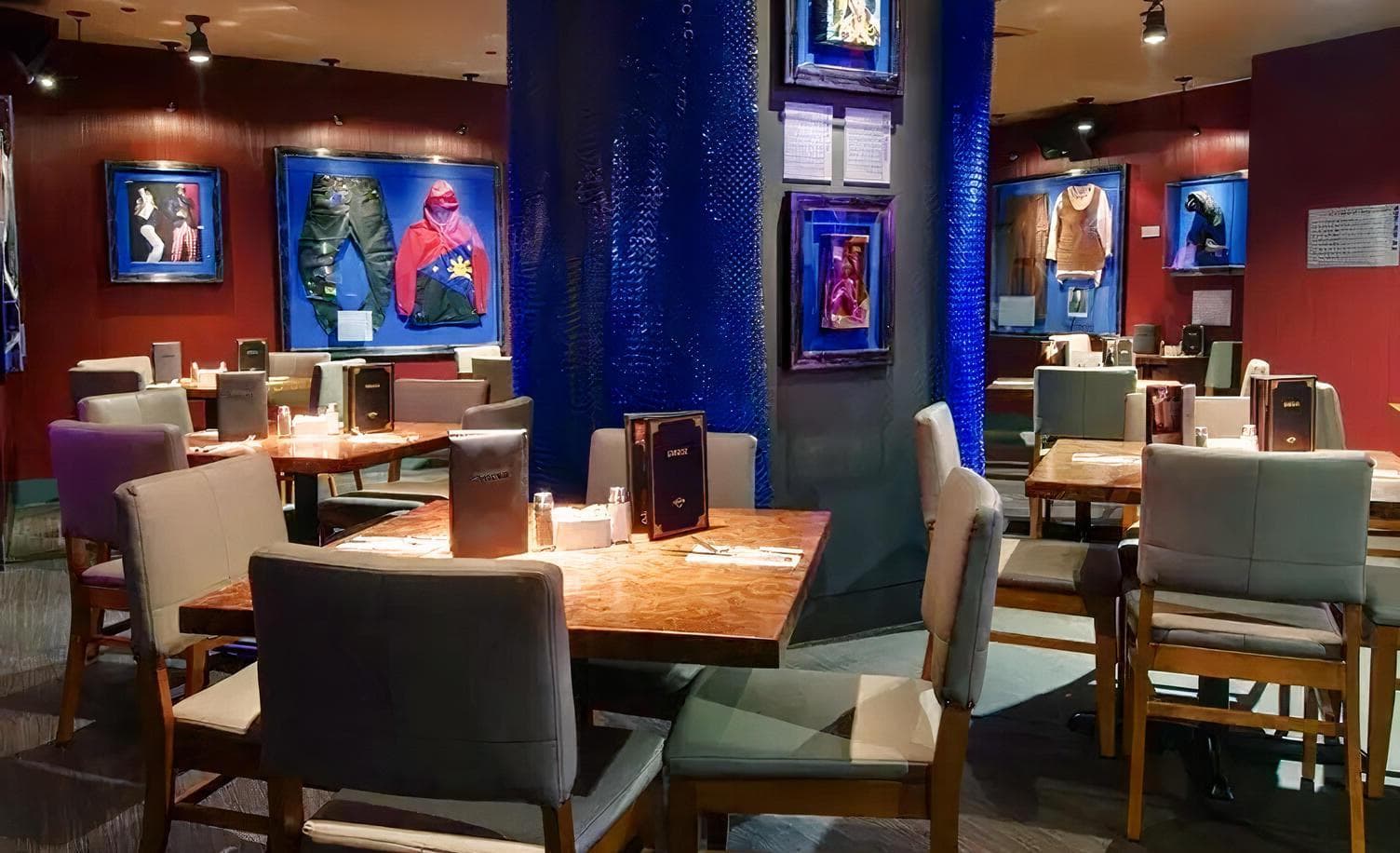 Snoop Coop, Hard Rock Cafe on Hollywood Blvd. photo #1