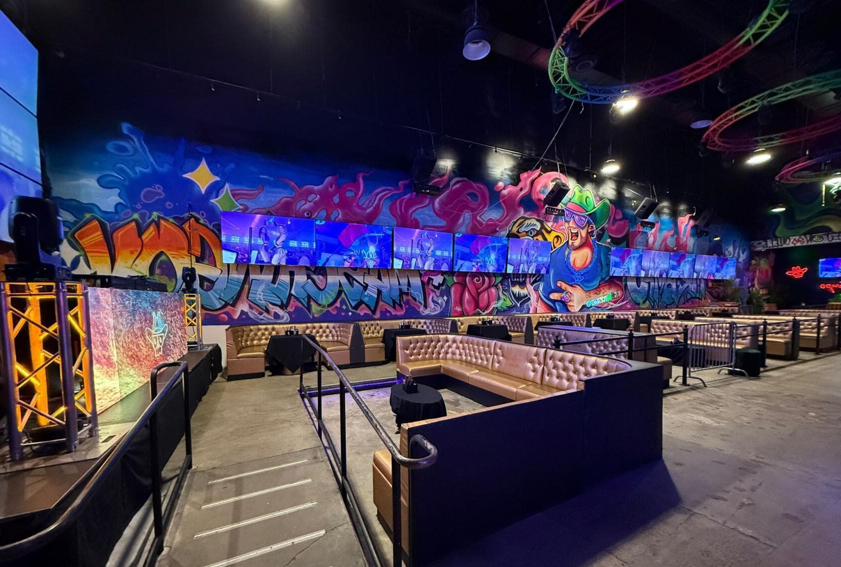 Golden Couches Area, Mr Tempo Sports Bar photo #1