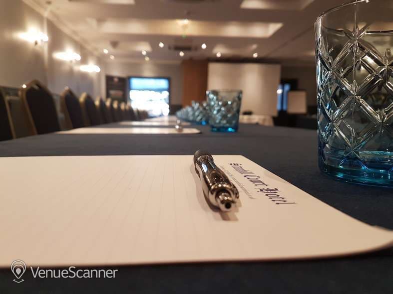 Charlwood 3, Stanhill Court Gatwick photo #3