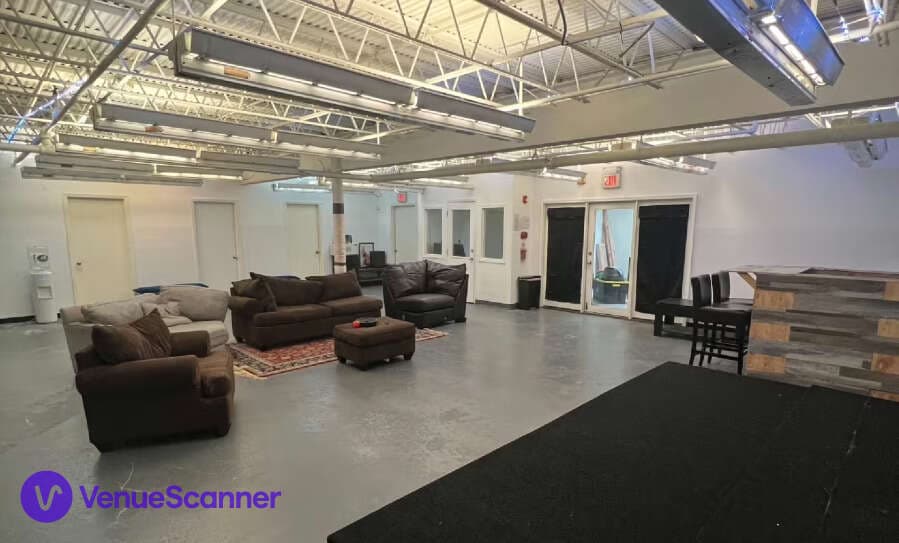 Deportee Studio, The Stage Room photo #3