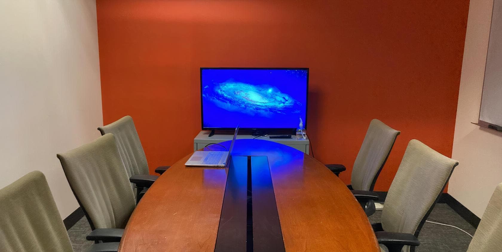 Mango: 6-Person Meeting Room