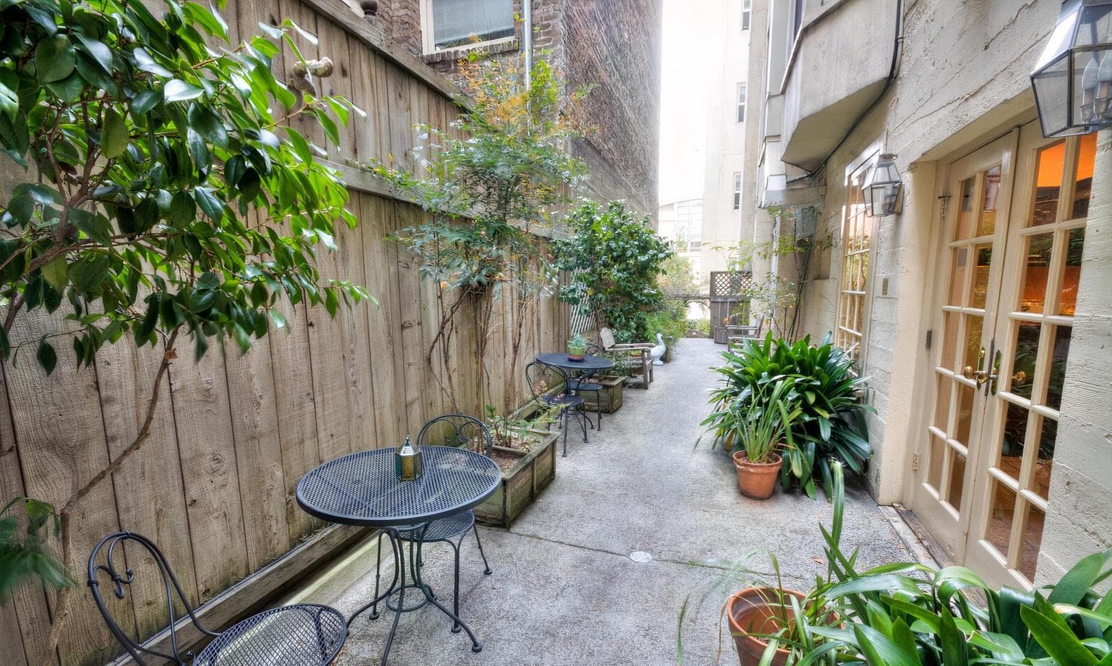 Petite Patio, Petite Auberge photo #1