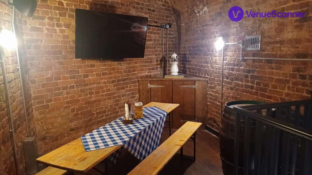 The Arch, Munich Cricket Club Tower Hill photo #1