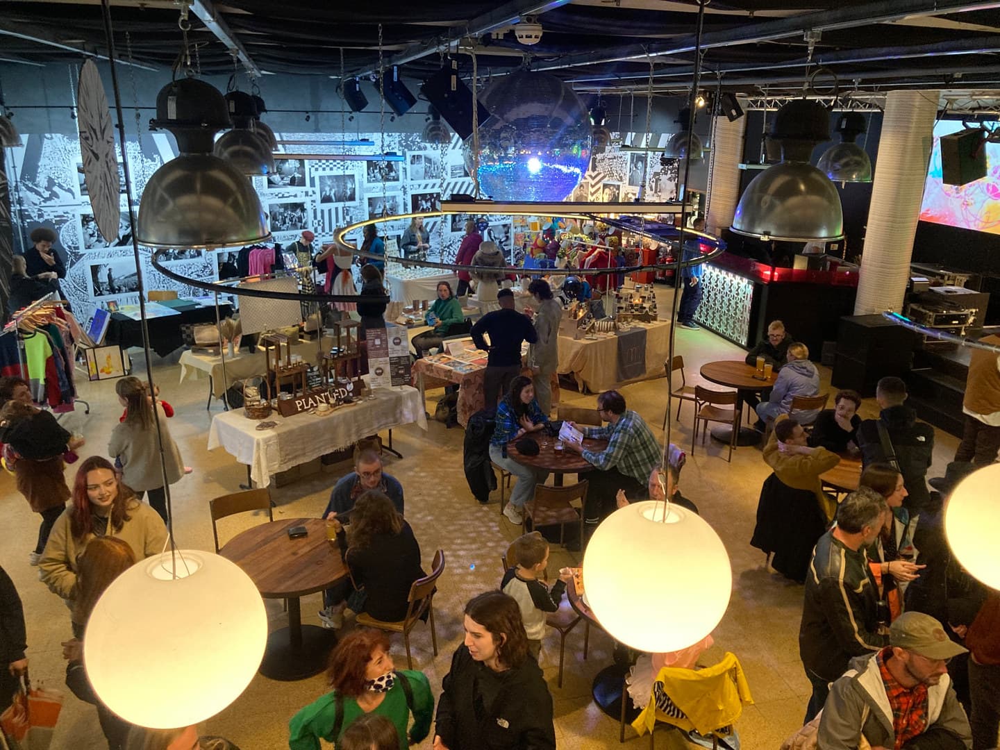 Main Room, Strange Brew photo #9