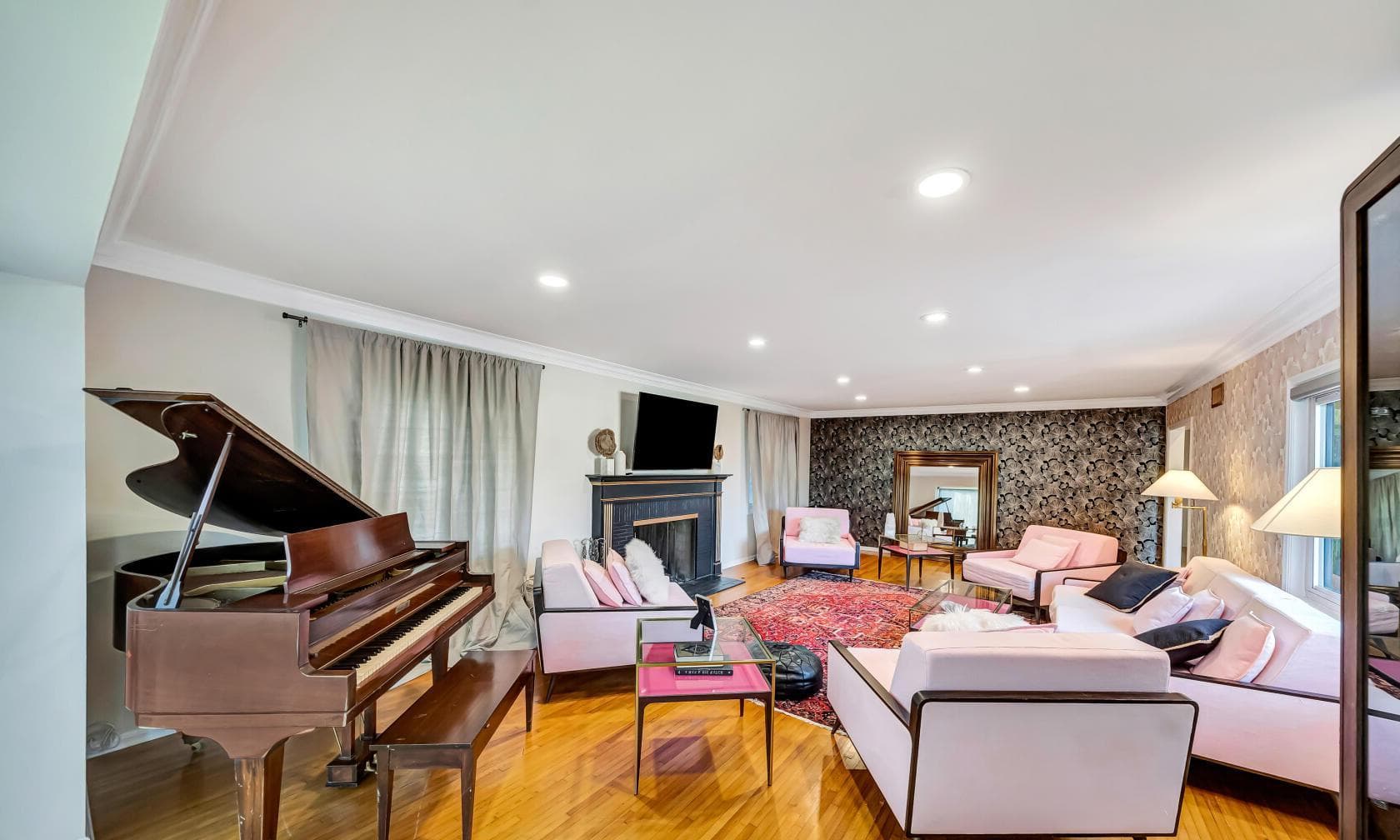 Luxury Mansion W/ Terrace, Mansion w/ Breathtaking Terrace photo #1