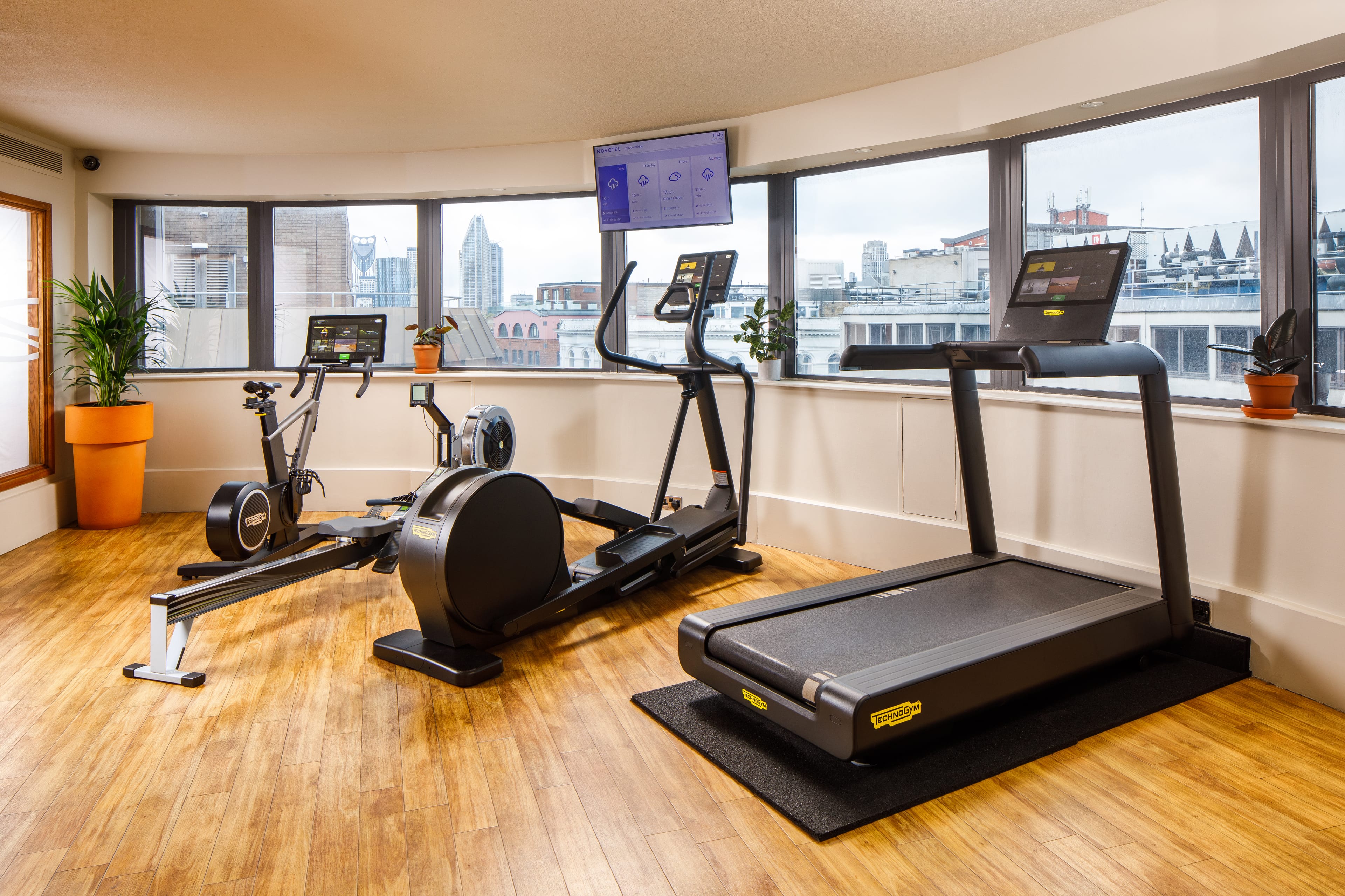 Photo of Novotel London City South, Tower Suite