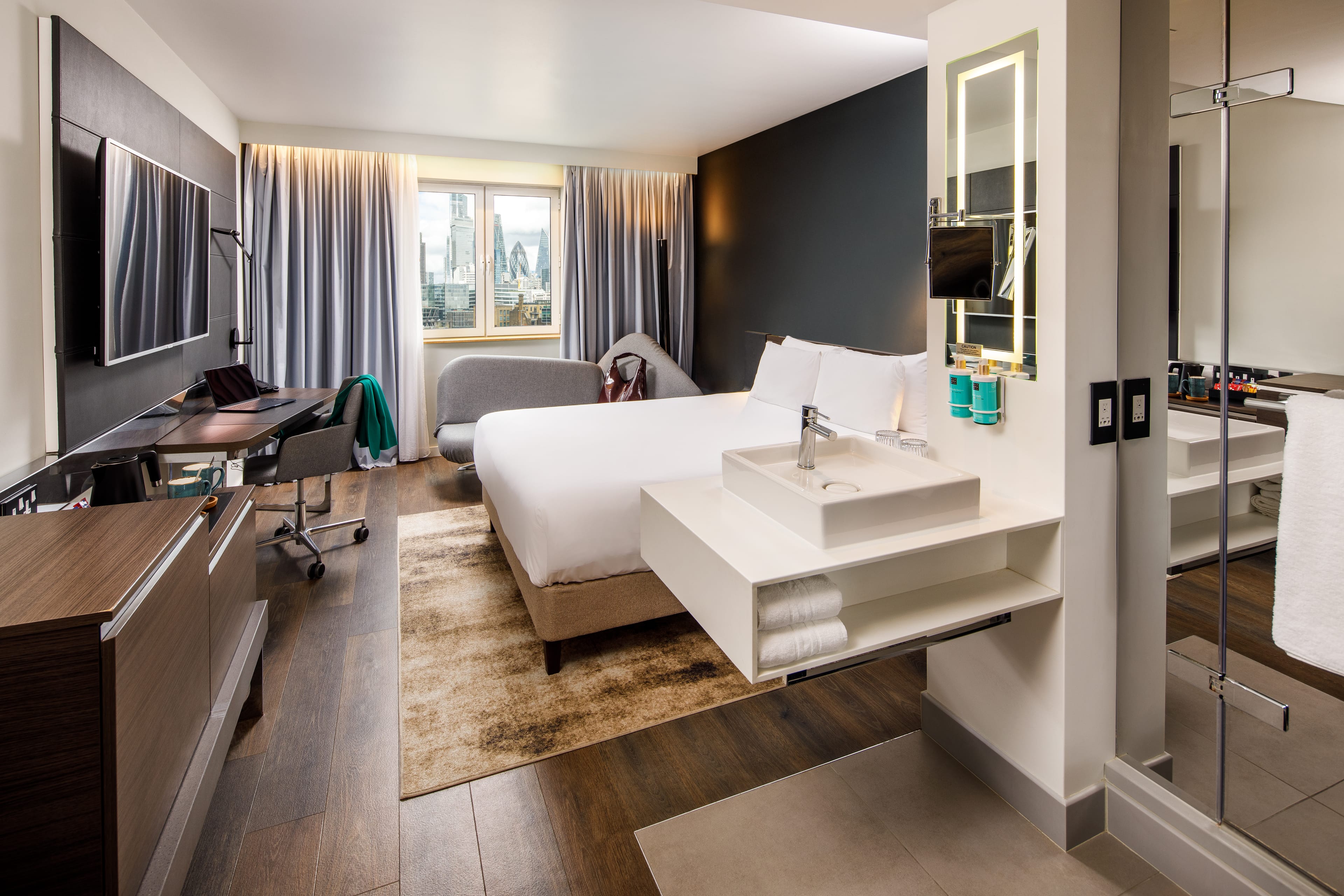 Photo of Novotel London City South, Tower Suite