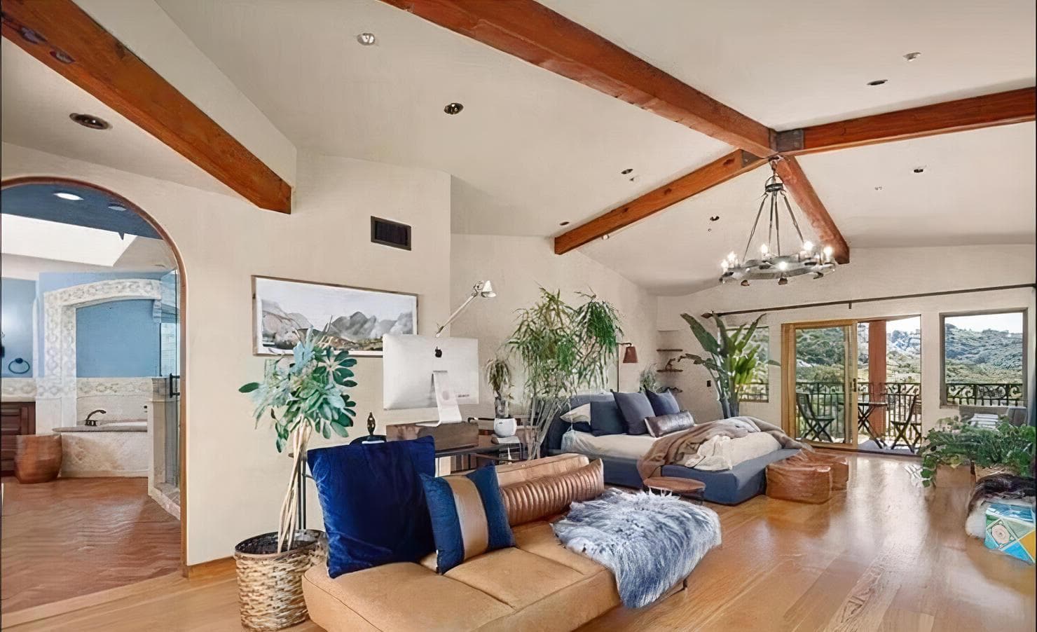 House, Spacious 7-Bedroom Residence photo #1