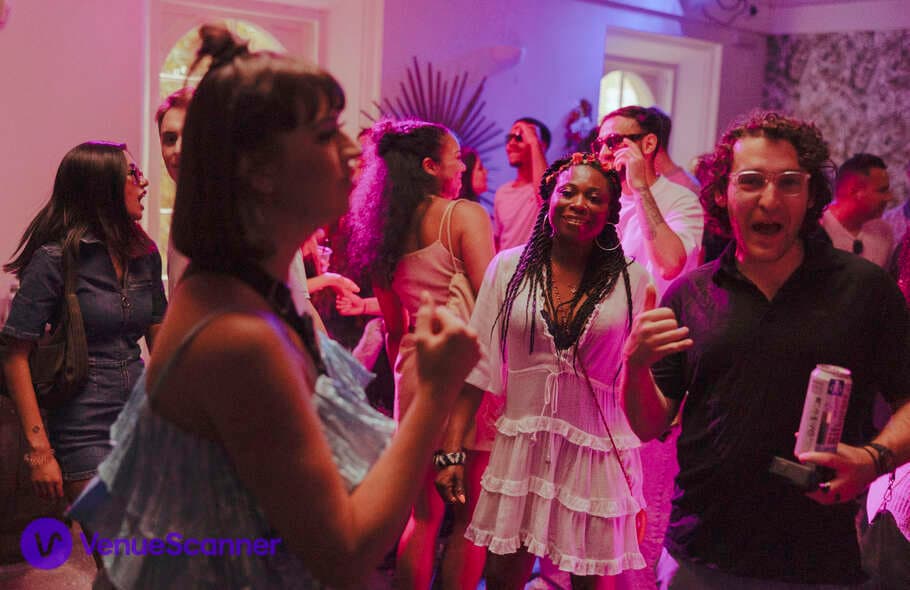 Members Bar, 93 Feet East photo #2