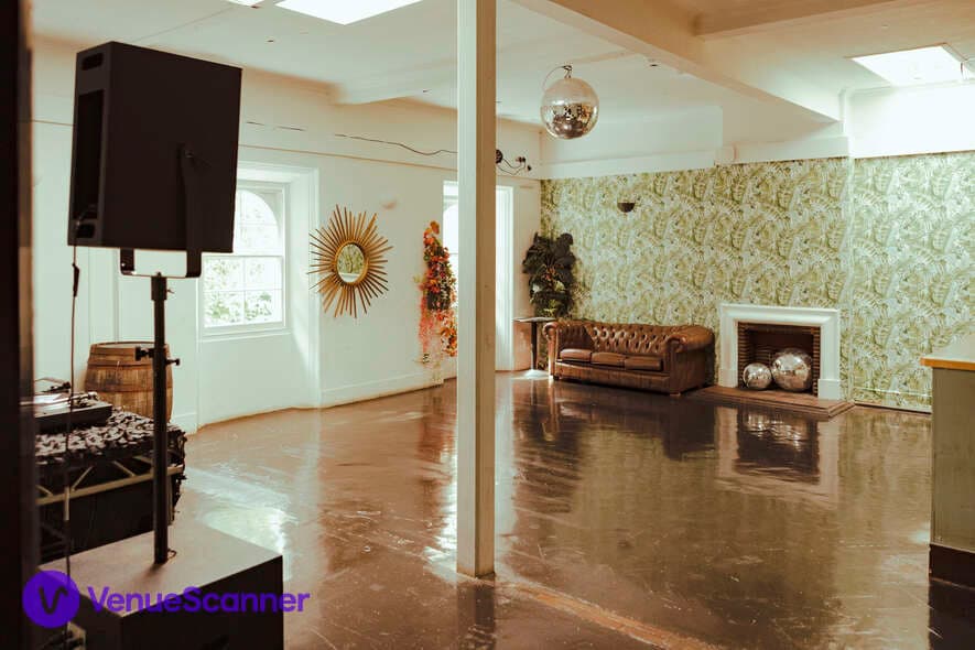 Members Bar, 93 Feet East photo #1