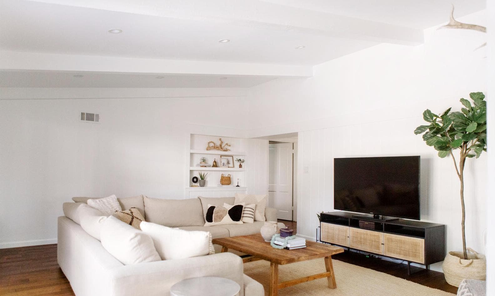 Entire Venue, Single Level Home With Bright Natural Light photo #1