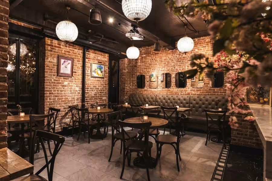 SAINT, Chandelier Bar photo #2