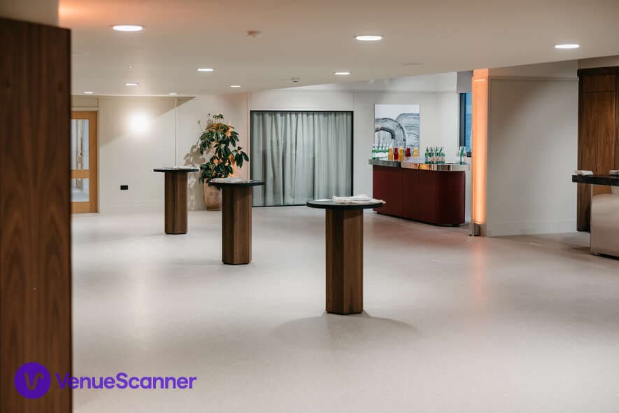 Exclusive Hire, Landing Canary Wharf photo #2