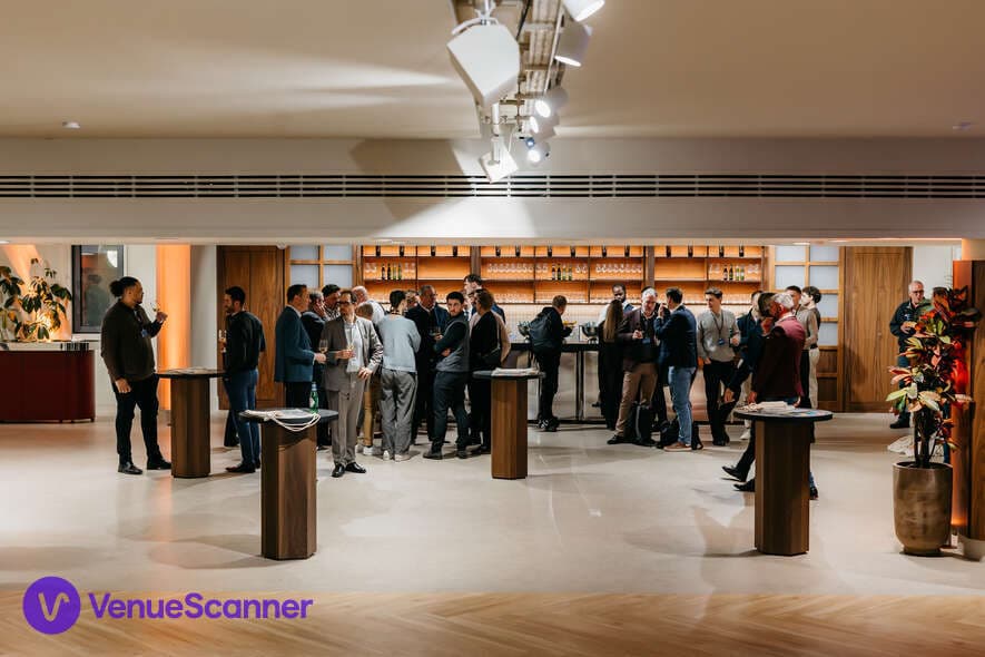 Exclusive Hire, Landing Canary Wharf photo #3