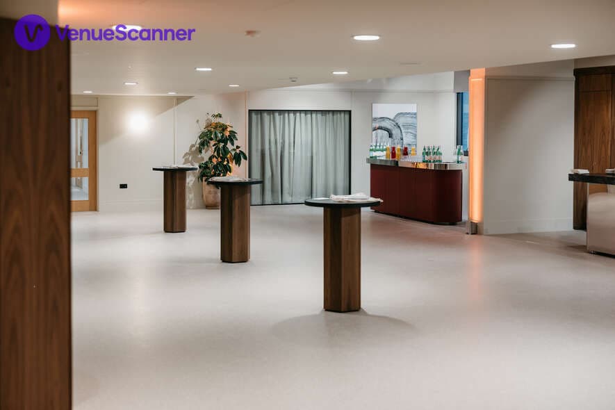 Landing Canary Wharf photo #3