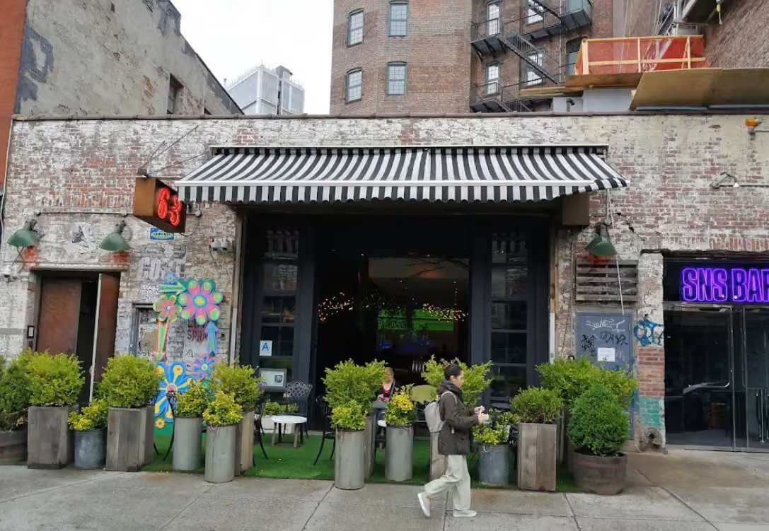 Green Lawn Area, Common Ground Bar photo #3