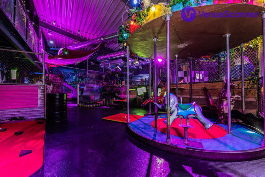 Exclusive Bar + Bozo Course, Junkyard Golf Manchester photo #2