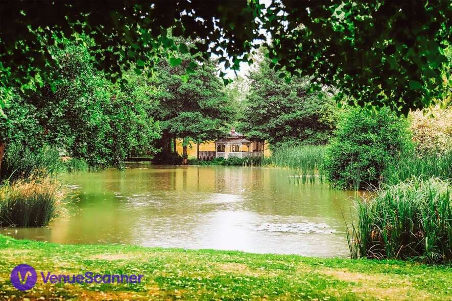 Minstrel Court photo #3