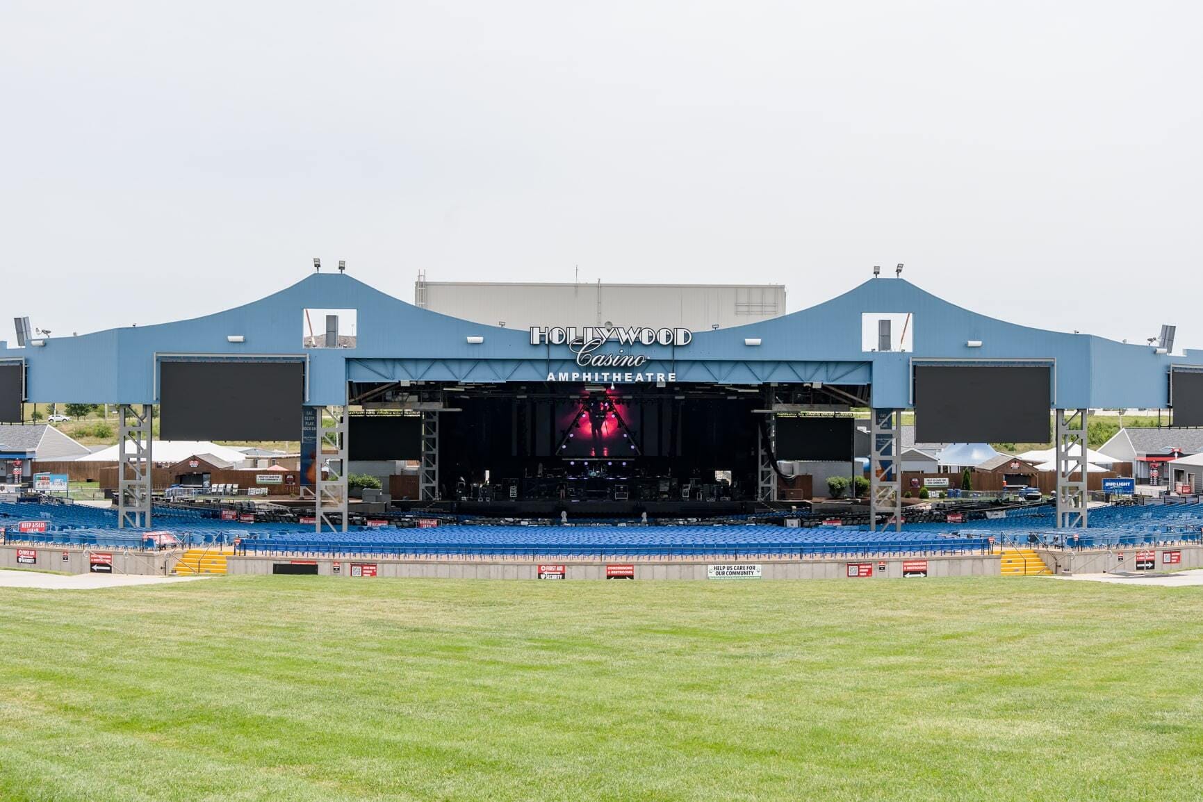 Photo of Hollywood Casino Amphitheater St. Louis, Comfort Lounge