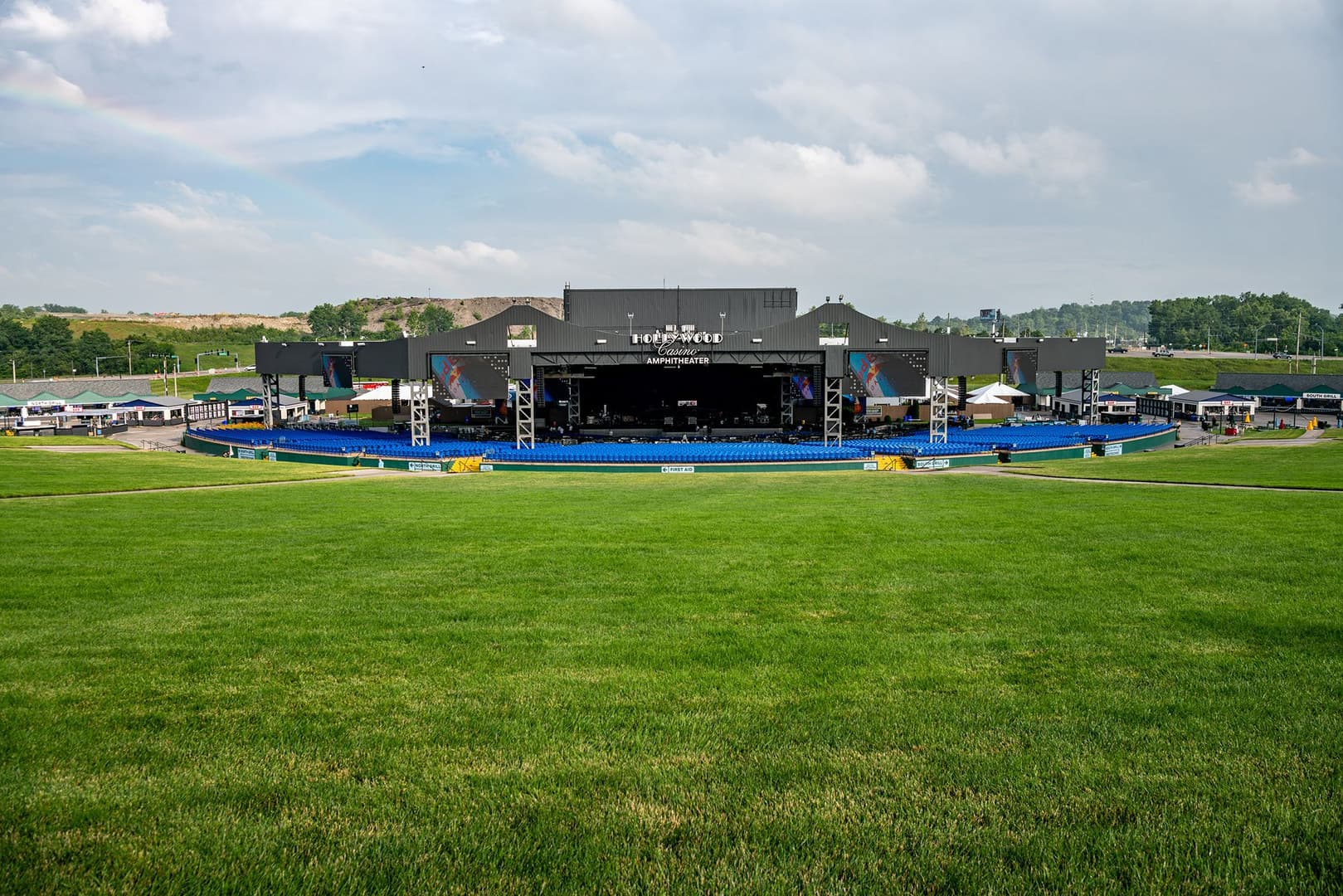 Lawn, Hollywood Casino Amphitheater St. Louis photo #2