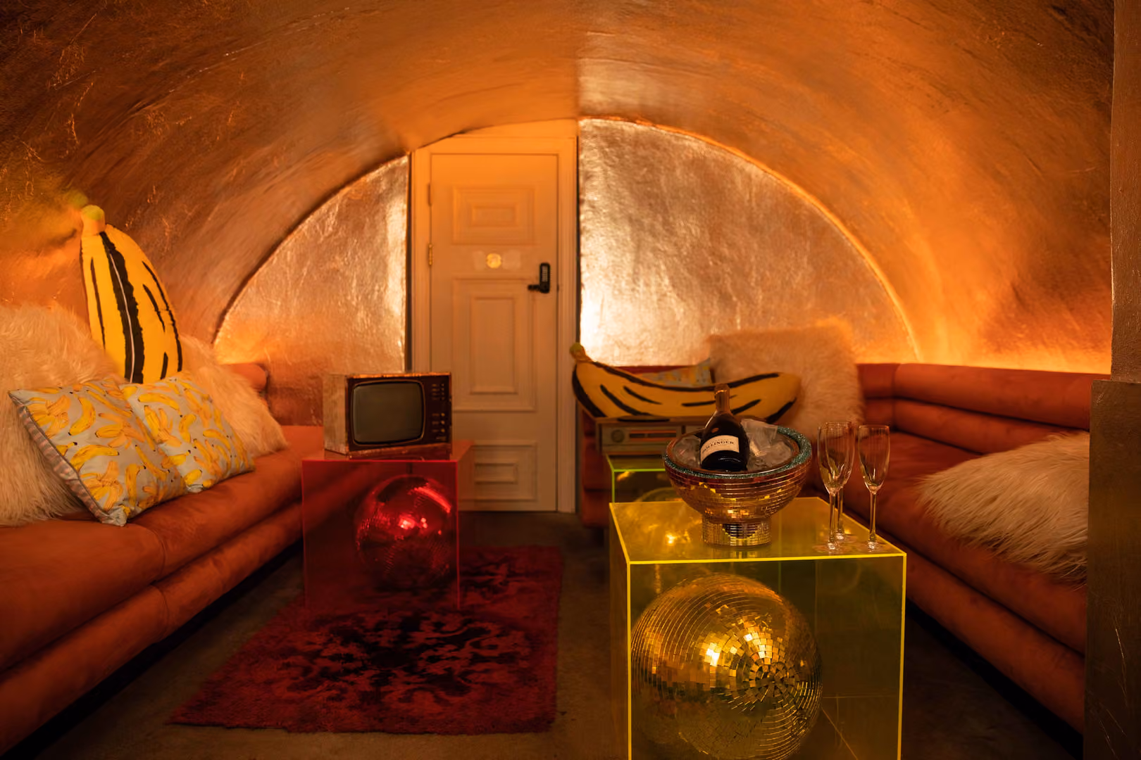 Basement Studio, The Little Scarlet Door photo #15